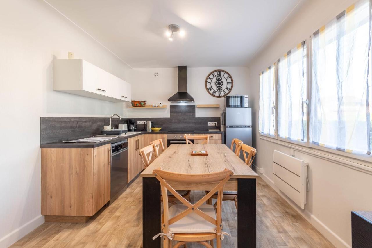 Ideally Located Furnished Townhouse With 3 Bedrooms Parking & Garden Annecy Buitenkant foto