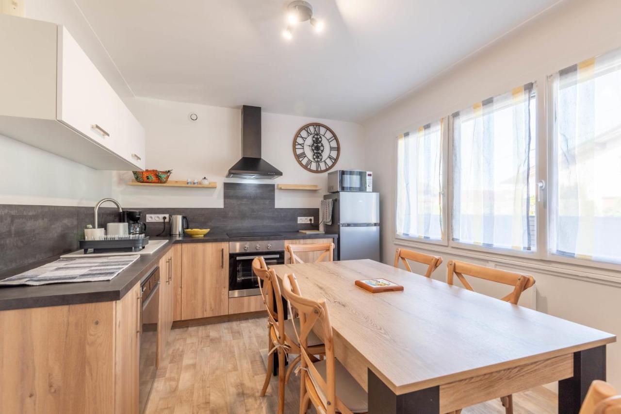 Ideally Located Furnished Townhouse With 3 Bedrooms Parking & Garden Annecy Buitenkant foto